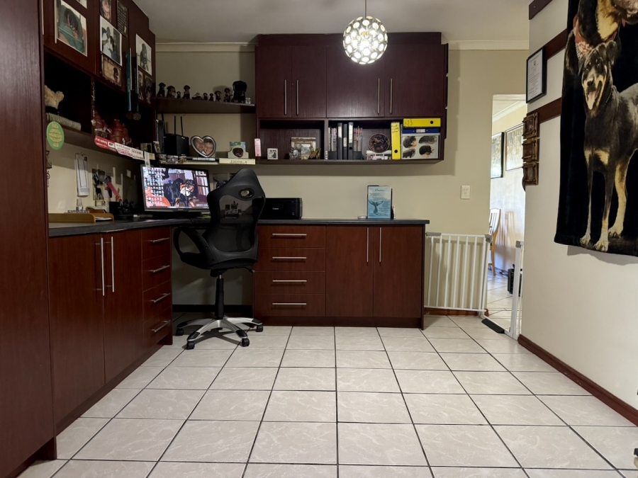 6 Bedroom Property for Sale in Haasendal Western Cape